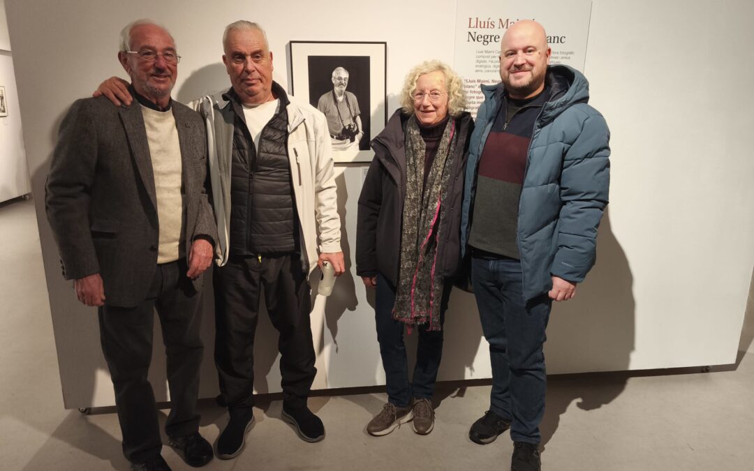 L’Isidre, La Lluïsa i en Marc acompanyen a en Lluís Maimí a la seva exposició «Negre sobre blanc» al Museu del Suro de Catalunya, a Palafrugell.